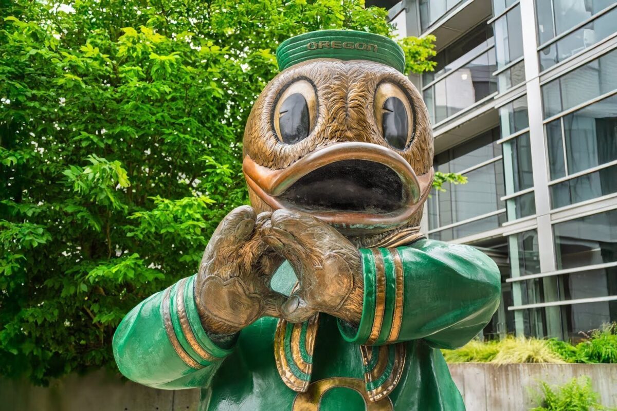 Oregon Ducks statue