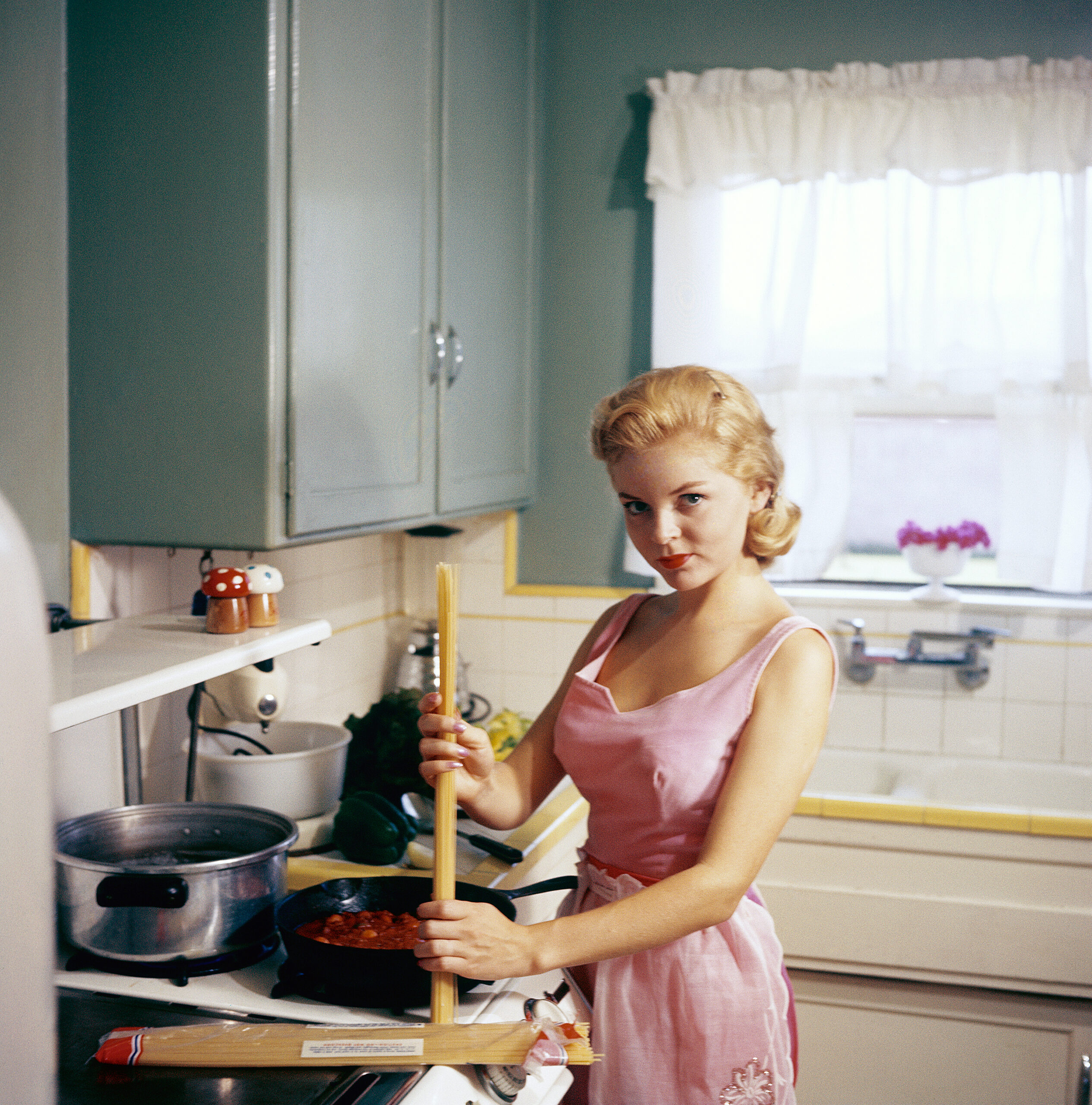 Playmates-at-Home-1950s-Gallery embed05